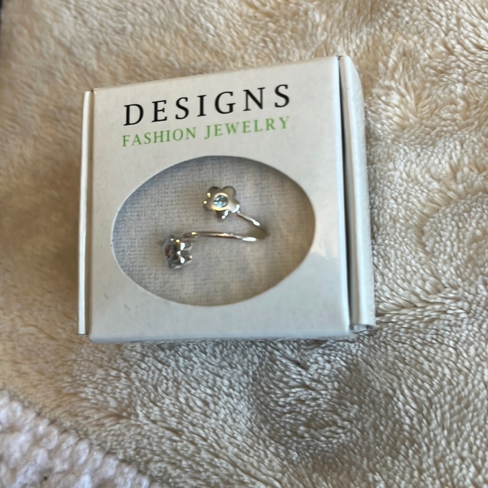 Winding flowers ring